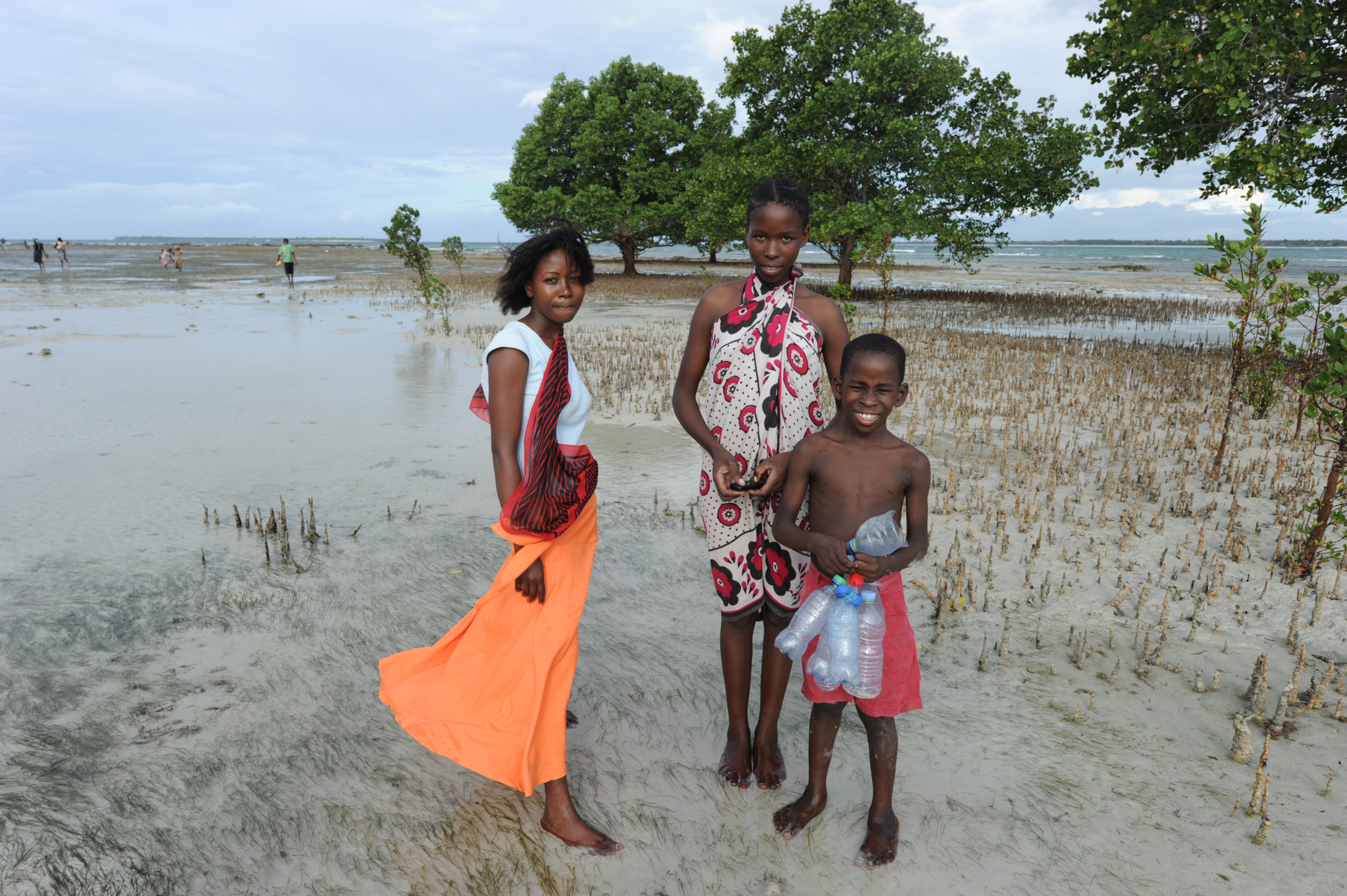 20110922-Kigamboni inlet, Magogoni village fishing low tide 752